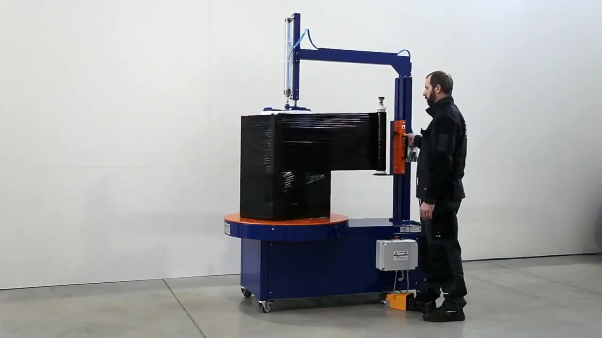 Itt a webáruházak kedvence: FP BOX félautomata stretchfóliázó gép